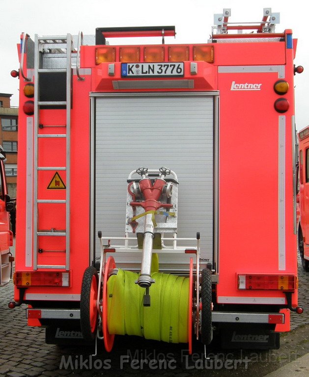 Neue LF`s fuer Koeln Uebergabe in Koeln Deutz an den Wachen  P017.JPG